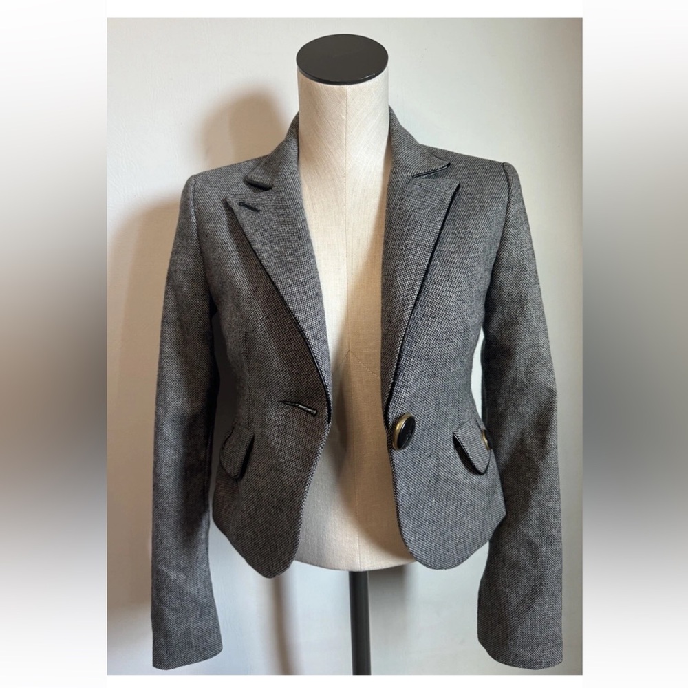 EXPRESS Tweed Blazer Y2K Suit Jacket Black & White Sz O
Cropped Fitted